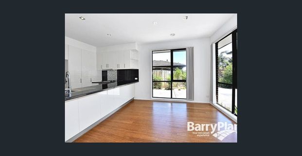 Modern and spacious 4 bedroom townhouse! - Photo 1