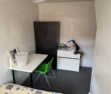 2 Bed Flat, The Village Street, LS4 - Photo 3