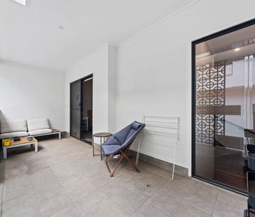 Stylish, near-new, 3-bed townhome with courtyard - Photo 5