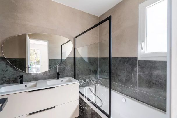 Maison • Exterieurs - Photo 1