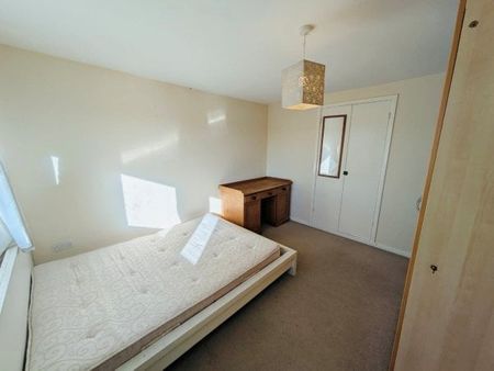 Langley Green 3 bedroom flat to rent - Photo 3