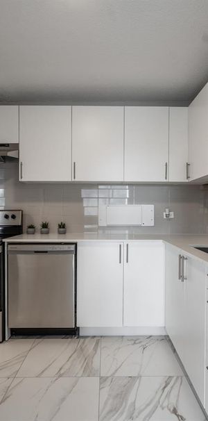 Sunny And Spacious 1 Bedroom Apartment - Saint Laurent - 135 Boulevard Deguire, Saint-Laurent - Photo 1