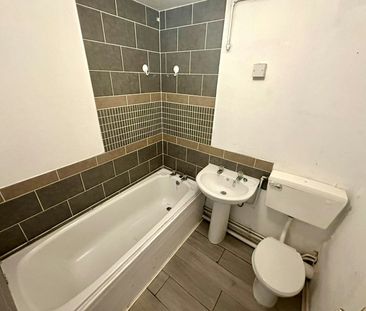 Flat to rent on - Photo 2