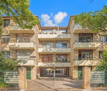 Top Floor One Bedroom With Lock Up Garage - Photo 6