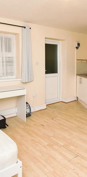 Studio Flat, Beccles Drive, IG11 - Photo 1