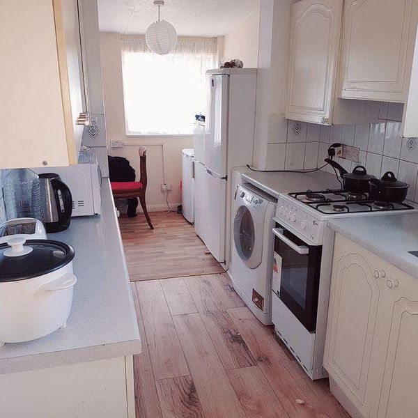 1 bedroom in a house share to rent - Photo 1