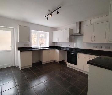 3 bedroom terraced house to rent - Photo 2