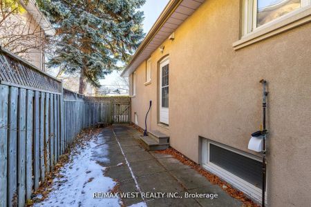 606 Conacher Drive #Lower - Photo 5