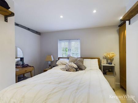 2 bedroom character property to rent - Photo 4