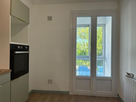Location Appartement 3 pièces 76m² GUILHERAND GRANGES 07500 - Photo 3
