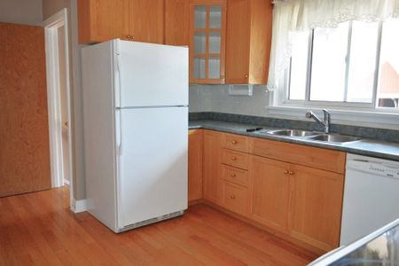 East Barrie: 3 Bed, 1.5 Bath Family Home, Melrose Ave. - Photo 2