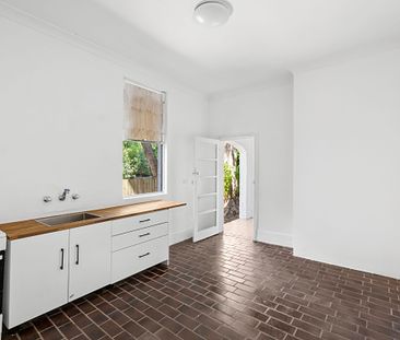 Prime Urban Living: 4 Bedroom Terrace in a Vibrant Enmore Locale! - Photo 4