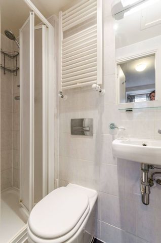 A Charming, Fully Furnished Self-Contained Double Studio Apartment in Earls Court, London SW5 - Photo 4