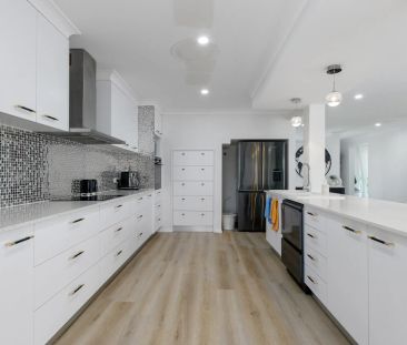 Family Entertainer on a Grand Scale – Pool, Solar & Space to Spare - Photo 6