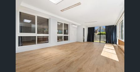 Spacious 4-Bedroom Home, with Sun-Soaked Rumpus Room - Photo 4