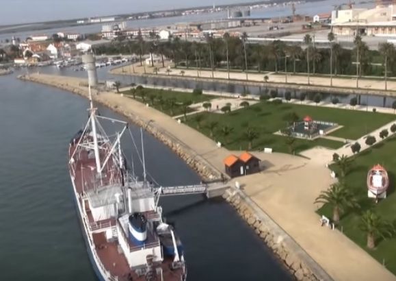 Apartamento T2 Mobilado na Praia da Barra.