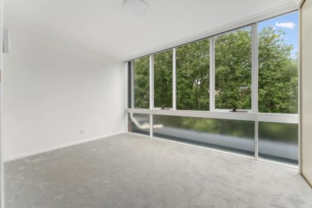 Sun-Filled Modern Townhouse with Stone Kitchen and Private Courtyard in Prime Camberwell Location - Photo 4
