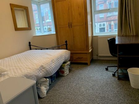 1 bed Apartment - To Let - Photo 3