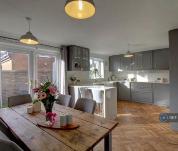 4 bedroom semi-detached house to rent - Photo 3