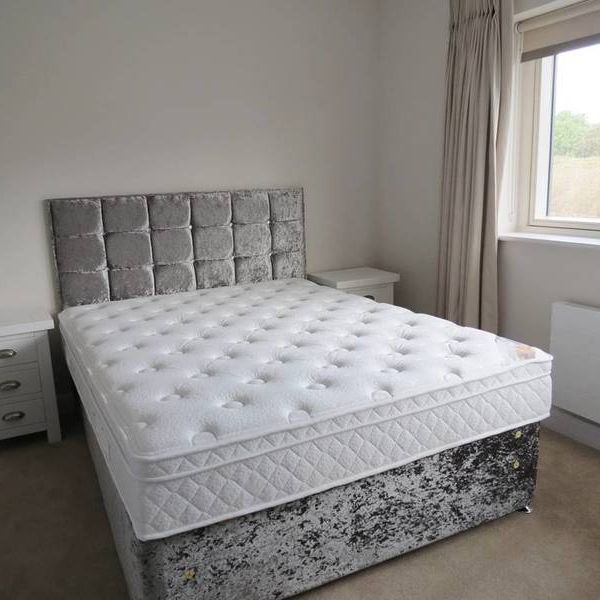 9 Woodbank Dublin Road Shankill Dublin 18, - Photo 1