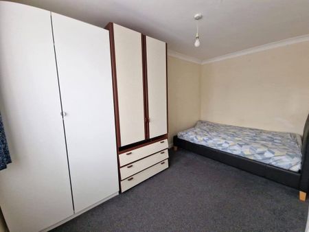 3 bedroom flat to rent - Photo 2