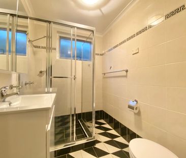 Modern, Sunlit Ground Floor Unit Close to All - Photo 6