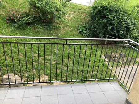 Schöne 2-Zimmer-Wohnung mit Küche, Balkon und Carportparkplatz - Foto 3