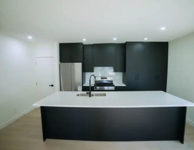 $2,100 – Designer 3-Bedroom Main Floor Unit| Gourmet Kitchen, 2 Spa Baths | 11411 112 Avenue Northwest, Edmonton - Photo 1