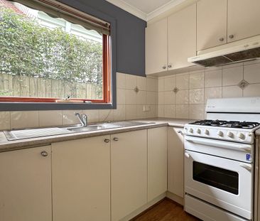 Cosy home with bright granny flat - Photo 6