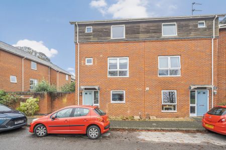 4 Bedroom House - Athelstan Road, Winchester - Photo 2