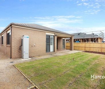 10 Illawara Drive, Mickleham, Vic 3064 - Photo 2