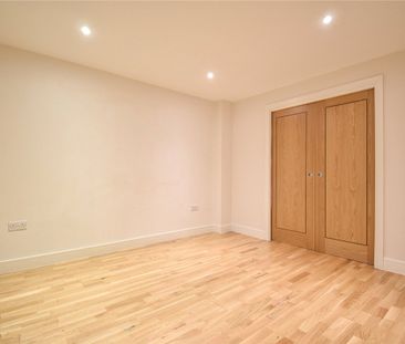 Well presented 1 bedroom apartment situated within walking distance... - Photo 1