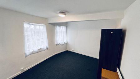 3 bedroom flat to rent - Photo 3