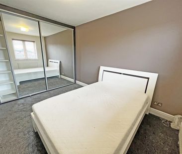 3 bedroom Semi-detached house to rent - Photo 4