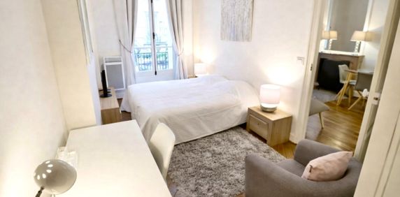 Triangle d'Or : Élégant 2 pièces dans un immeuble haussmannien - Photo 2