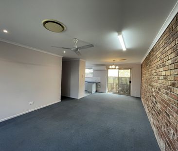 Three bedroom unit close to town and beach and no water to pay - Photo 2