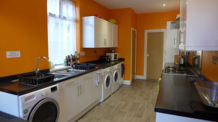 Large Double Loft Room With Ensuite - Photo 4