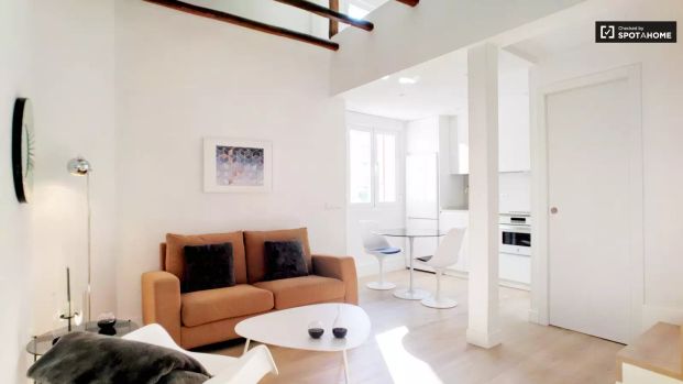 1-bedroom apartment for rent in Bellas Vistas, Madrid, ideal for professionals - Photo 1