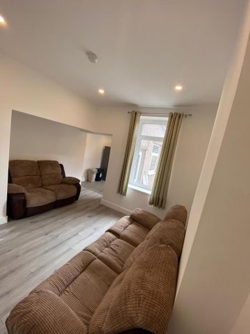 4 bedroom end of terrace house to rent - Photo 2