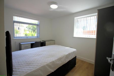 6 bedroom detached house to rent - Photo 5