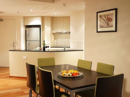 Luxurious Fully Furnished 2-Bedroom, 2-Bathroom Apartment with Car Park in Brisbane CBD â Short Stay (2â3 Months) Available - Photo 2