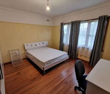 Spacious Fully Furnished 4 bedroom Home in a Prime Location - Photo 4