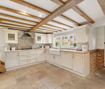 A beautifully presented three bedroom coach house boasting characte... - Photo 5