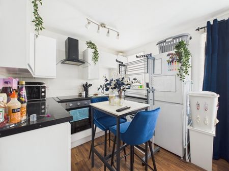 Holmedale, Slough, Berkshire,SL2 - Photo 3