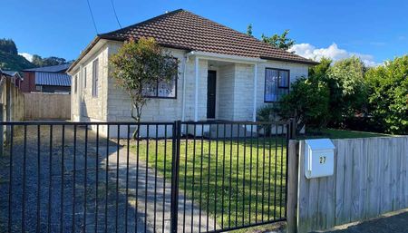Central 3BR fully fenced home with sunroom - Photo 5