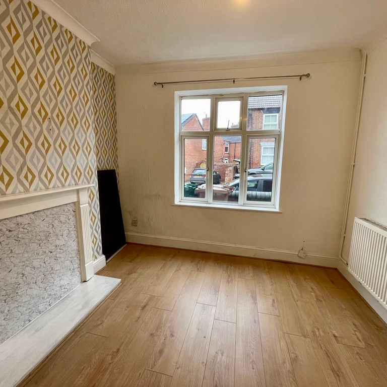 3 bedroom semi-detached to let - Photo 1