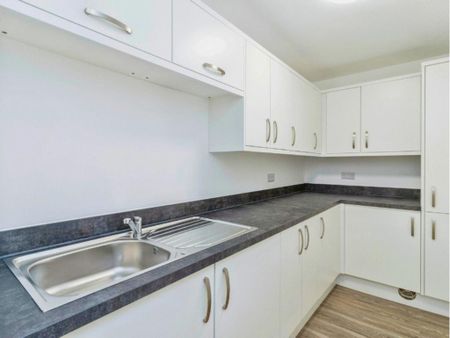 1 bedroom in a house share to rent - Photo 4