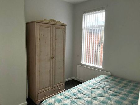 Partly Furnished 2 Bedroom Terrace - Photo 3