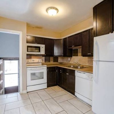 Available Jan 31- Huge Pet Friendly Apt w Yard/Laundry/Parking - Photo 3