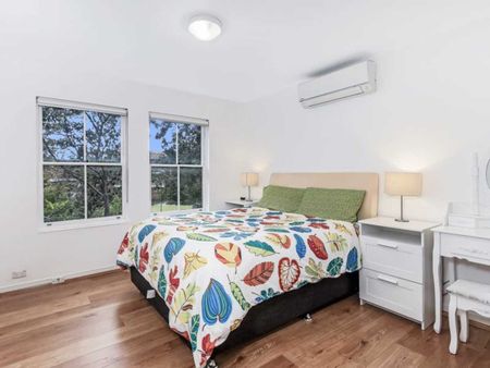 Quiet Family Home & Lock-up Garage - Photo 2